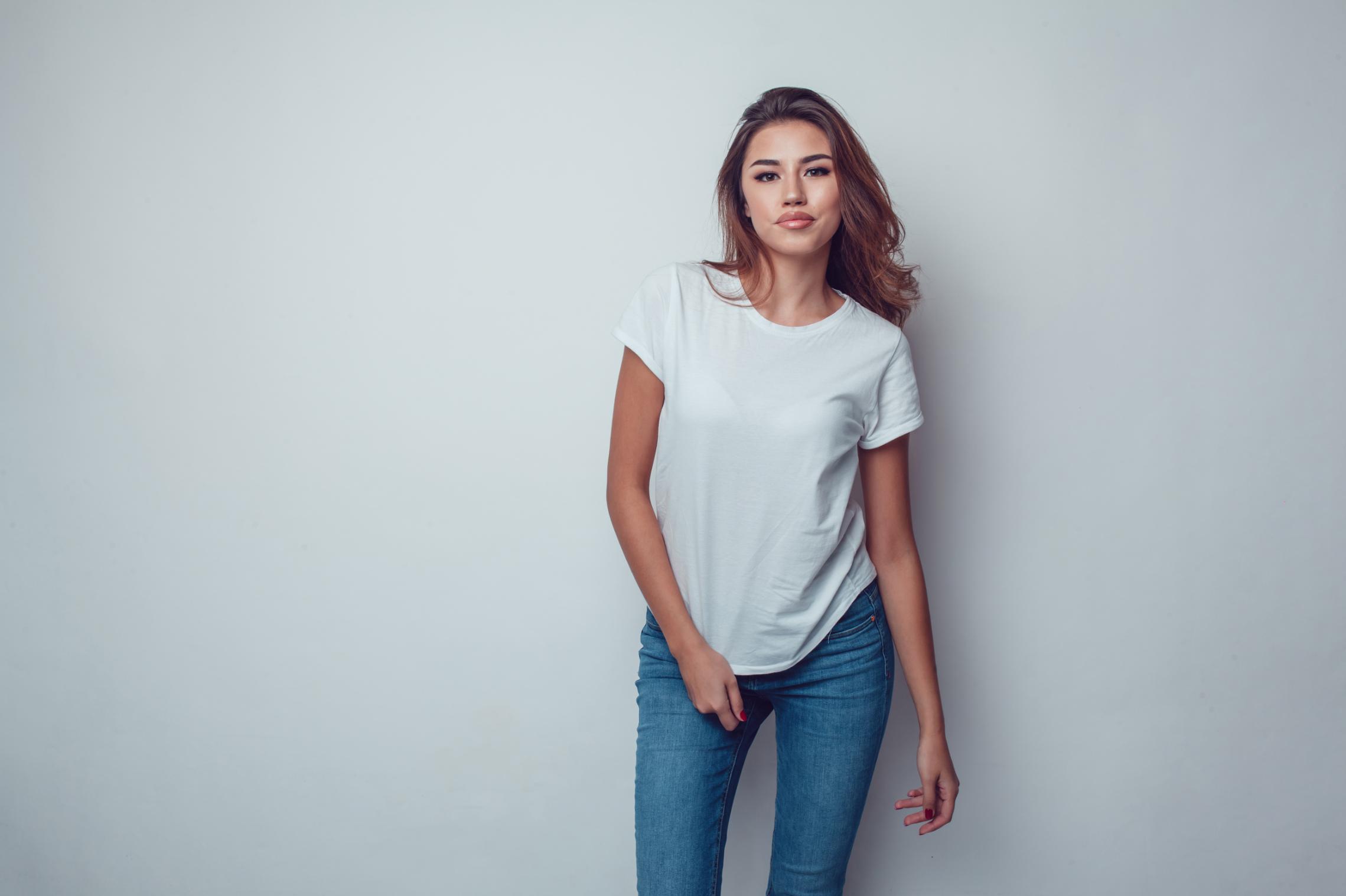 1- Stilul vestimentar minimalist - femeie, tricou alb, jeansi