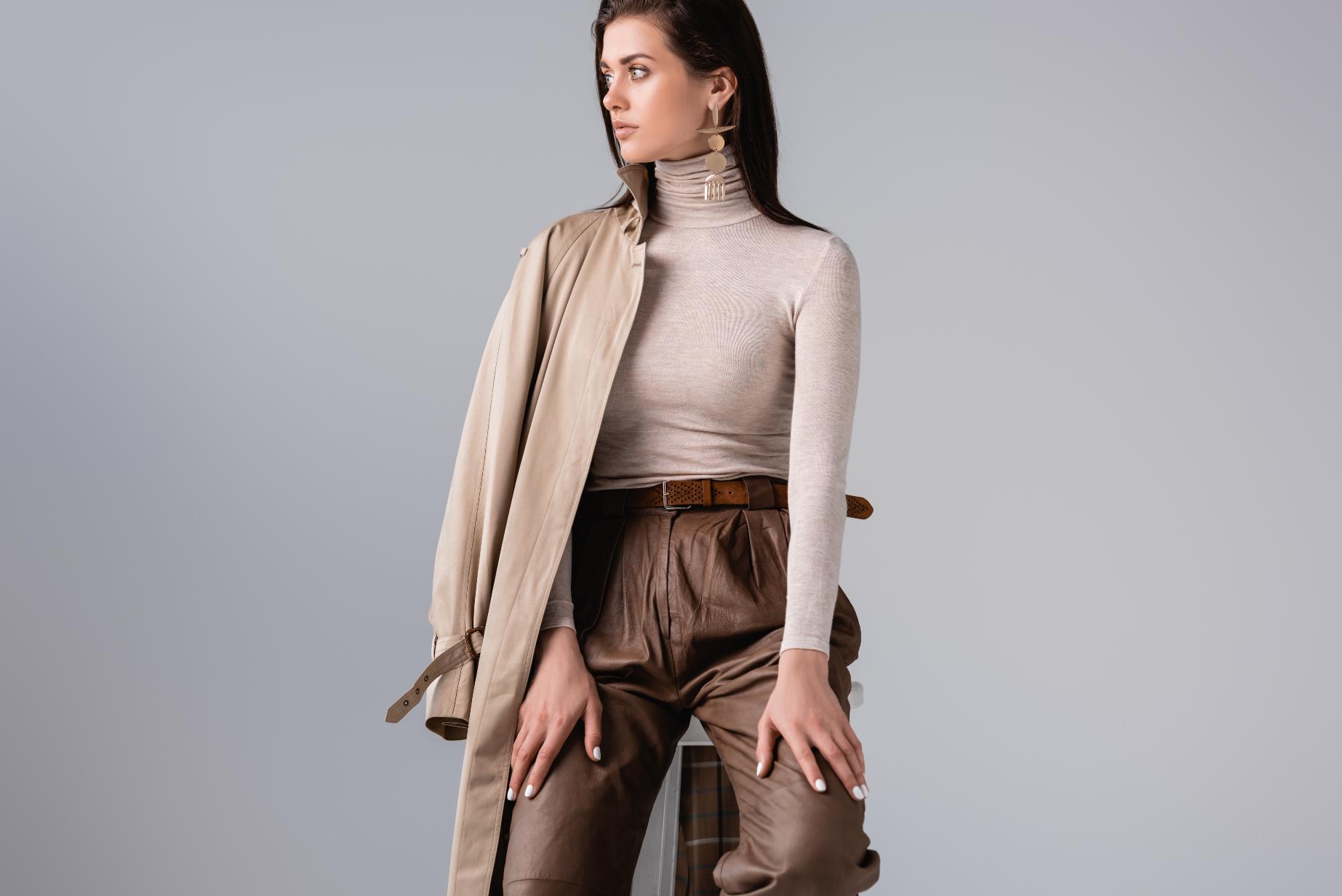 1- Tinute cu botine cu toc - femeie, pantaloni maro, trech bej