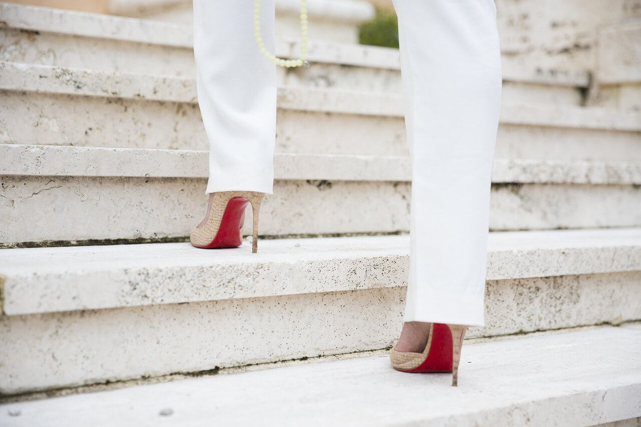 1- Tinute cu pantofi stiletto in functie de ocazie - pantaloni albi cu tocuri cui pe trepte