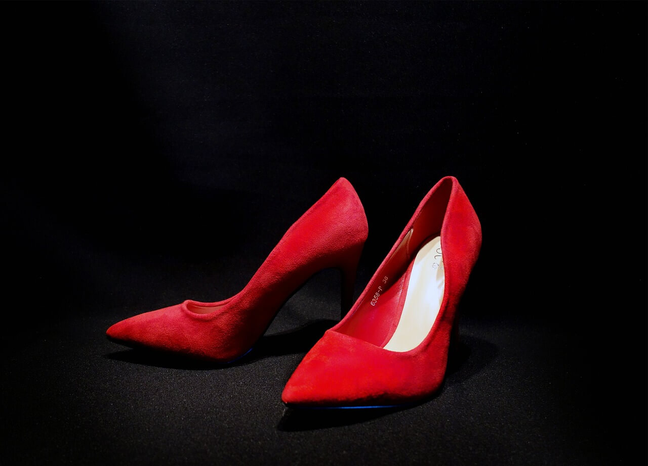 1- Tinute cu pantofi stiletto in functie de ocazie - pantofi cu toc rosii pe fundal negru