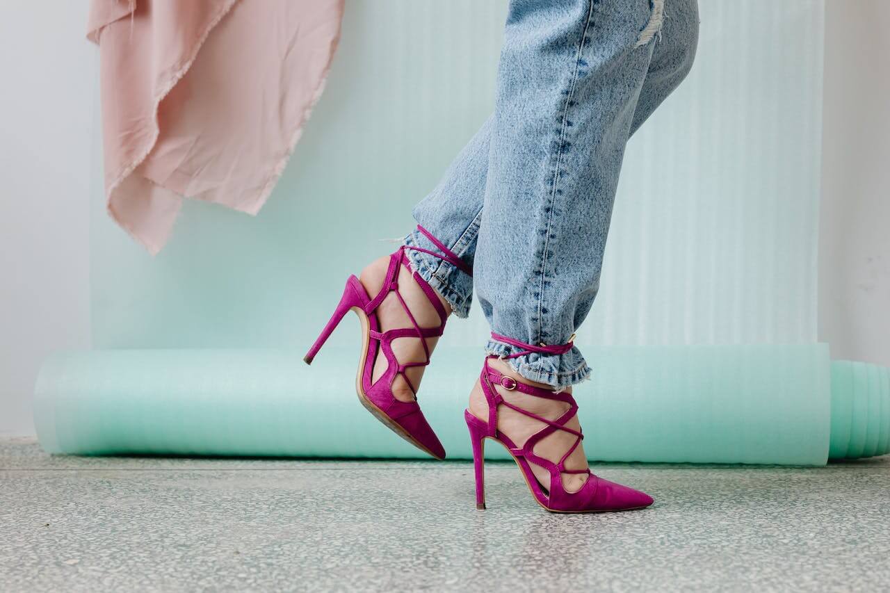1- Tinute cu pantofi stiletto in functie de ocazie - tinuta casual cu blugi si tocuri colorate