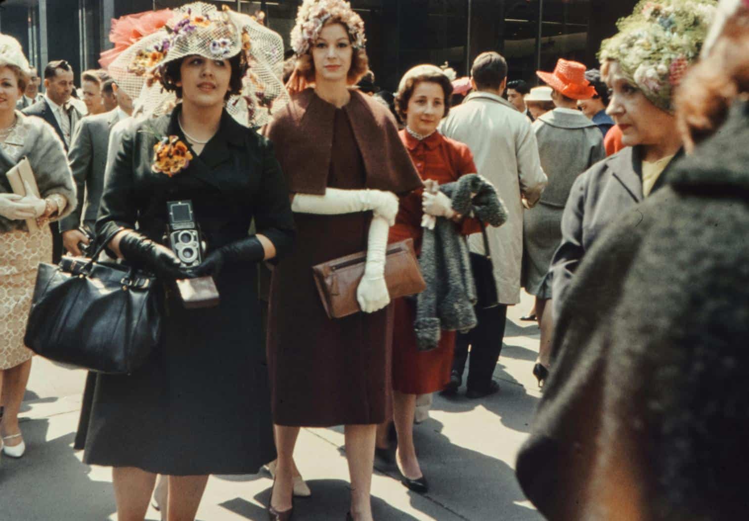 2- Moda retro - doua femei, oameni, palarii