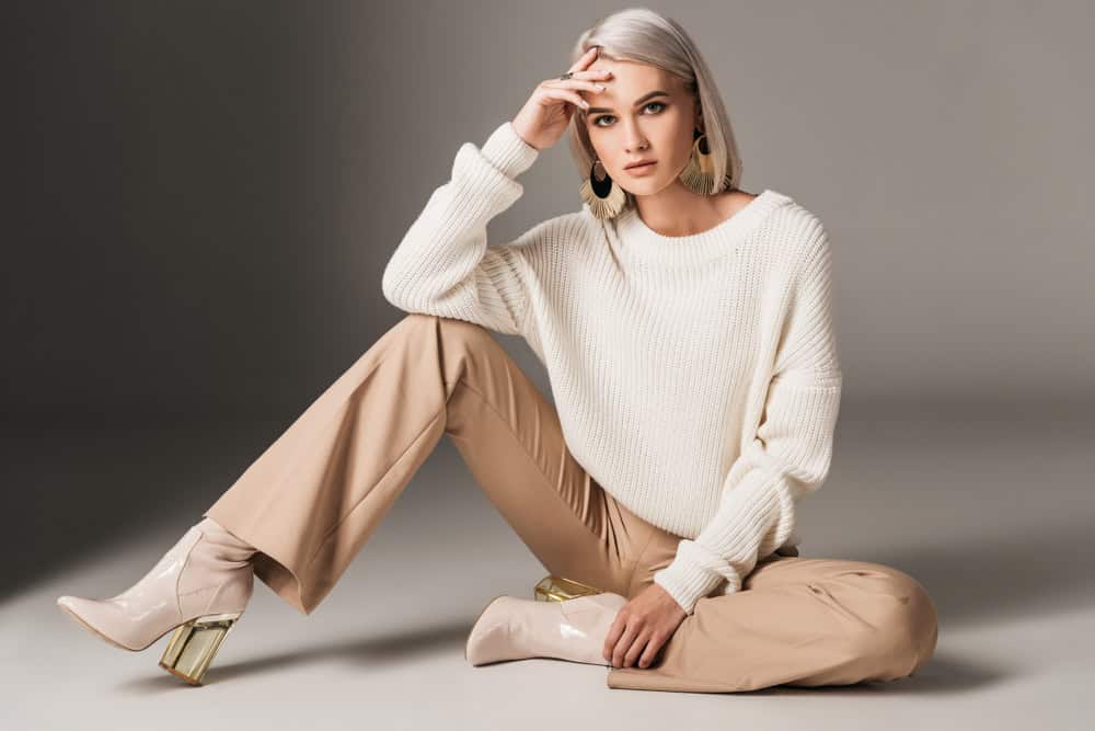 2- Outfit cu pantaloni evazati - sfaturi, idei si recomandari pentru o asortare corecta a pantofilor cu pantalonii evazati- pantaloni crem, pulover alb, botine crem
