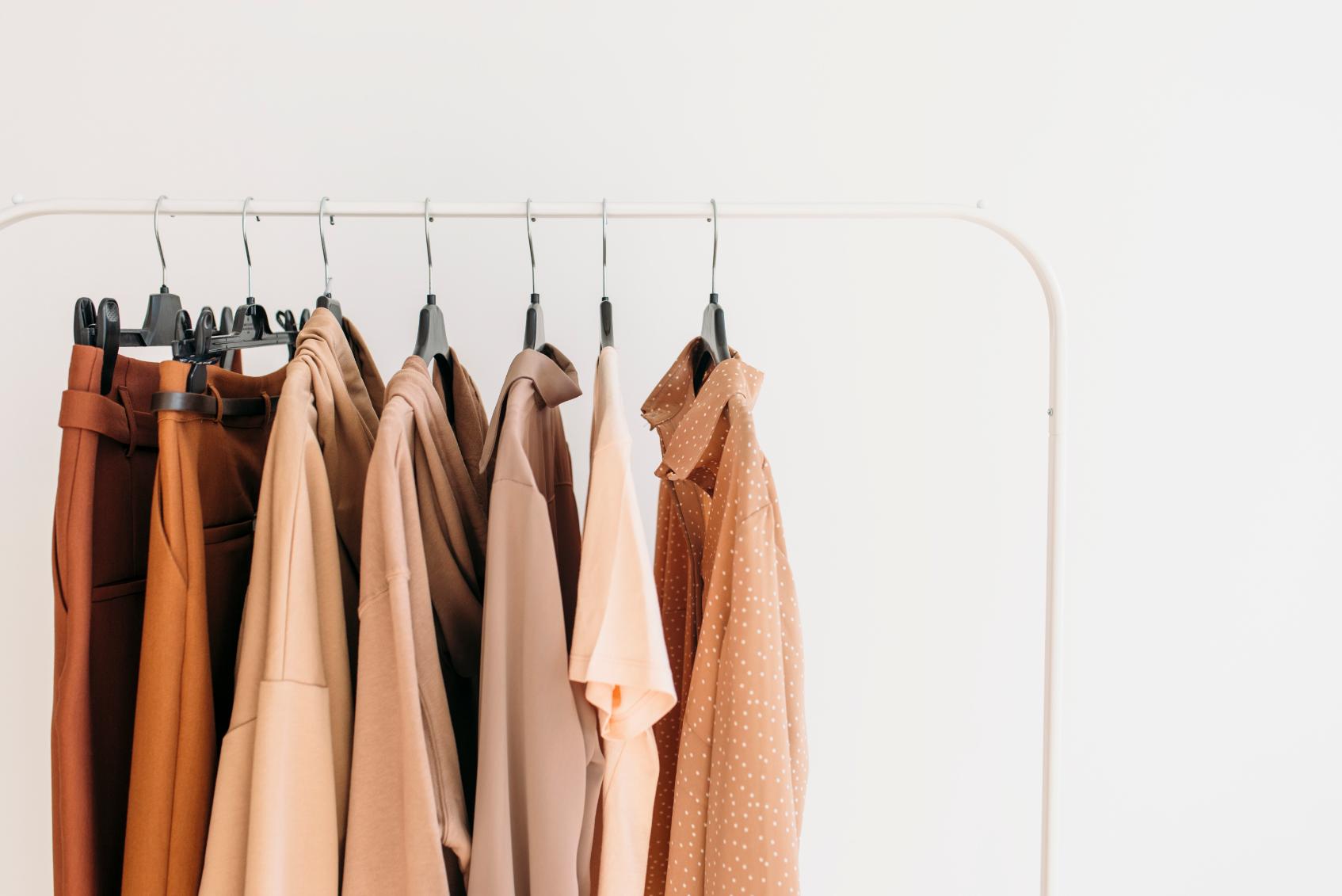 2- Stil vestimentar minimalist - haine minimaliste, suport de haine