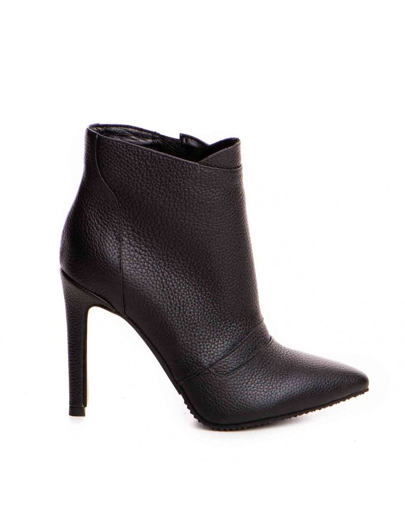 2- Tinute cu botine - botine negre de piele cu varf ascutit