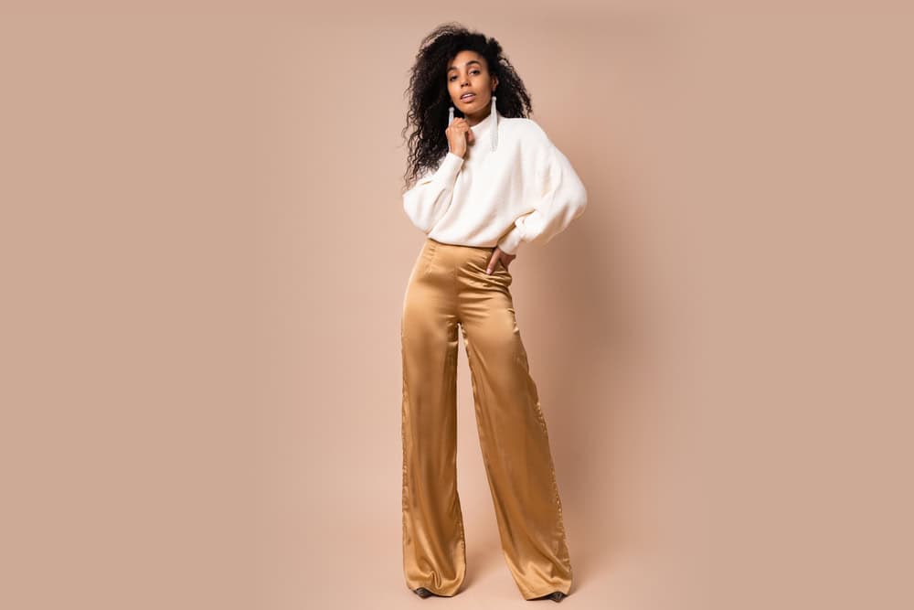3- Outfit cu pantaloni evazati - idei de outfituri practice- pantaloni evazati din satin, pulover alb