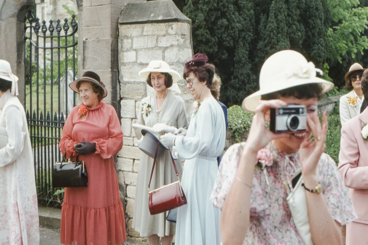 3- Stilul retro in vestimentatie - femei, rochii, aparat foto