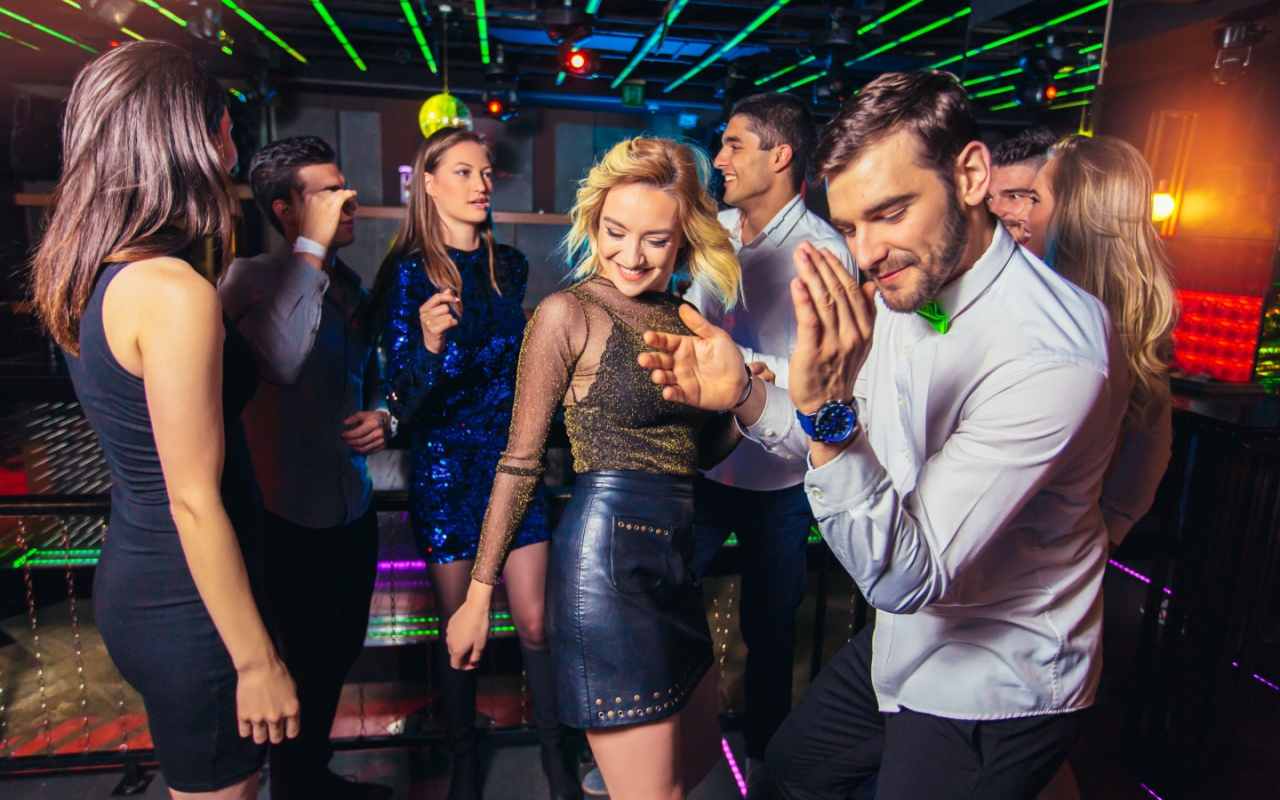3- Tinuta de club pentru femei de 40 ani - eleganta si stil la orice varsta