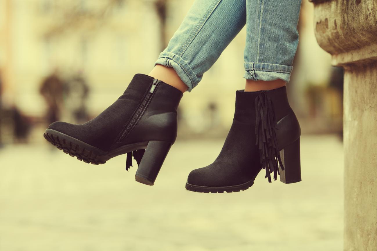 3- Tinute elegante cu botine - botine cu franjuri, blugi albastri