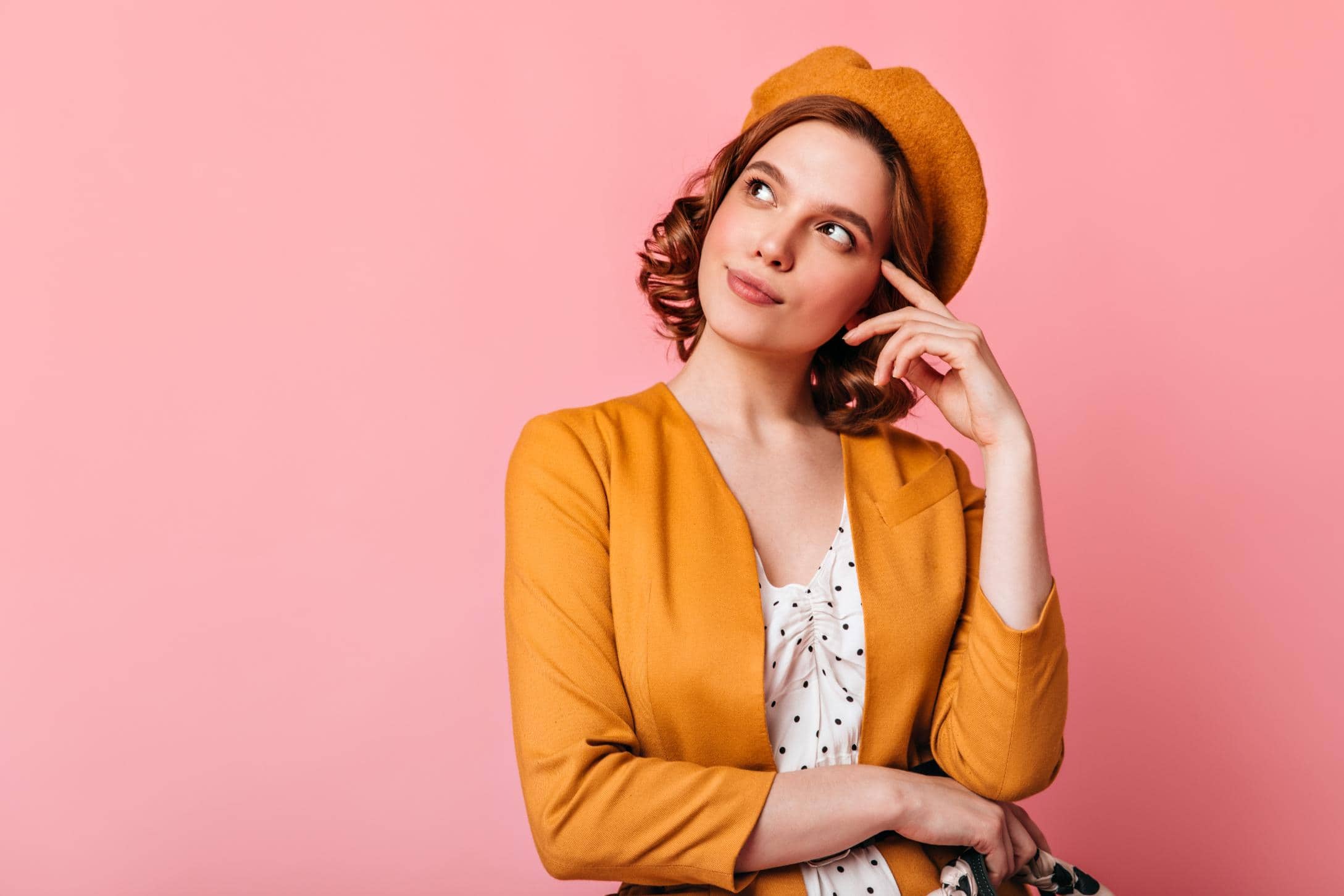4- Retro in moda - femeie, palarie galbena, sacou galben