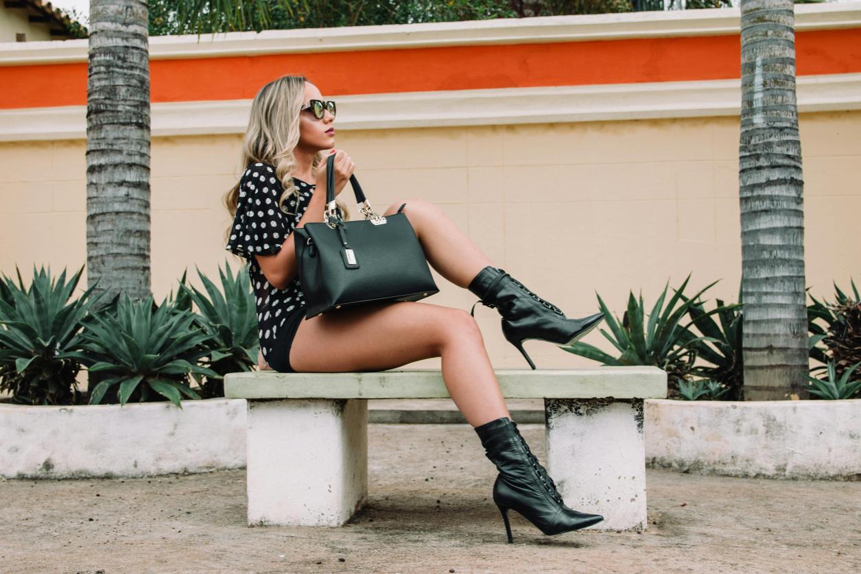 4- Tinuta cu botine - banca, femeie blonda, botine negre, pantaloni scurti