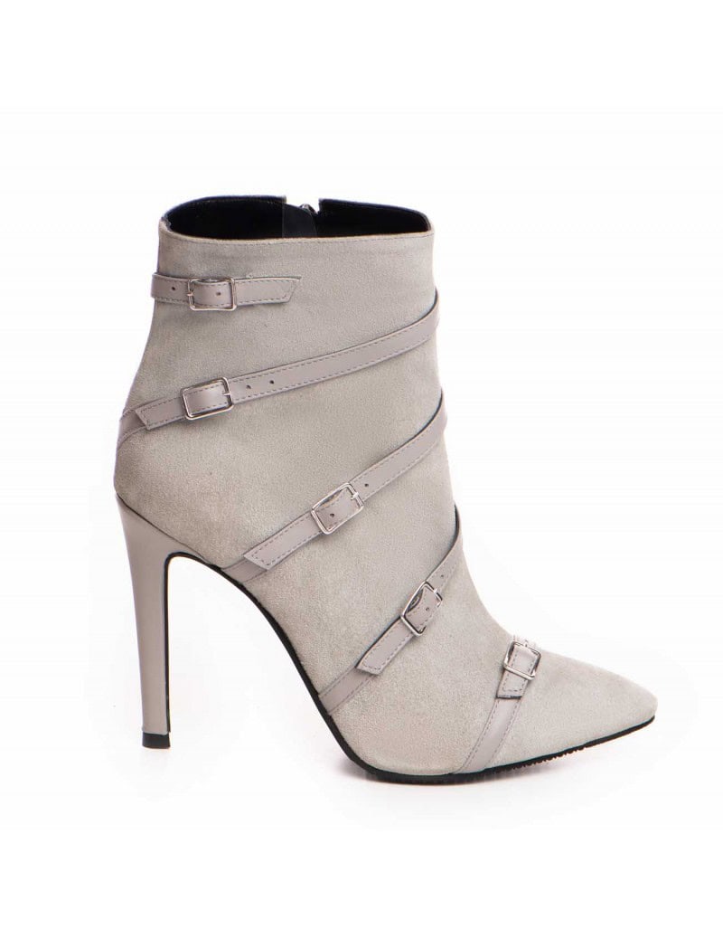 4- Tinuta cu botine - botine albe cu curele