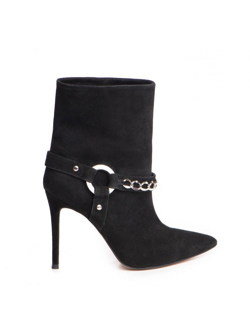 4- Tinuta cu botine - botine negre cu curele si catarame