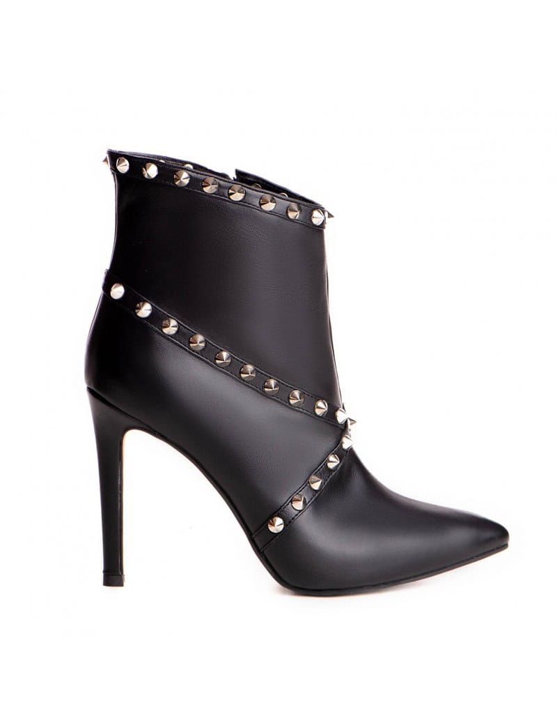 4- Tinuta cu botine - botine negre cu tinte