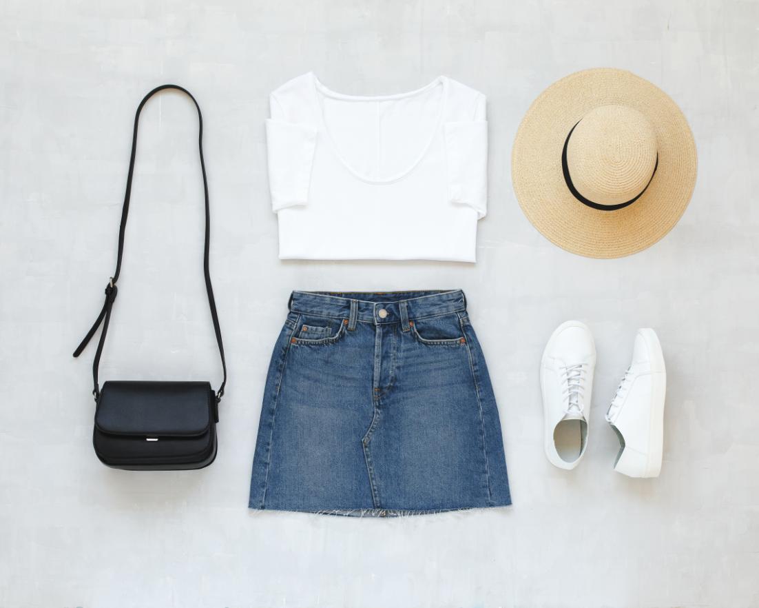 5- Stil minimalist haine - tricou alb, fusta, geanta, sneakers